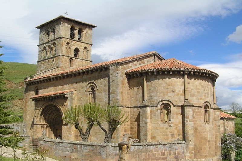 Colegiata de San Pedro en Cervatos Vista general de la colegiata Cantabria Cantabriarural