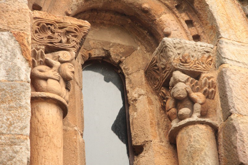 Colegiata de San Pedro en Cervatos Capiteles eróticos Cantabria Cantabriarural
