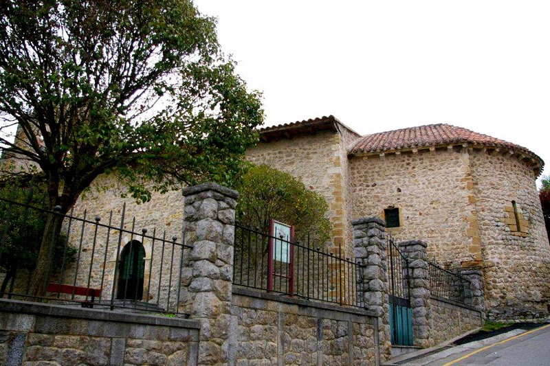 Ermita de San Martin y Santa Catalina de Laredo Cantabria Detalle de la entrada Cantabriarural