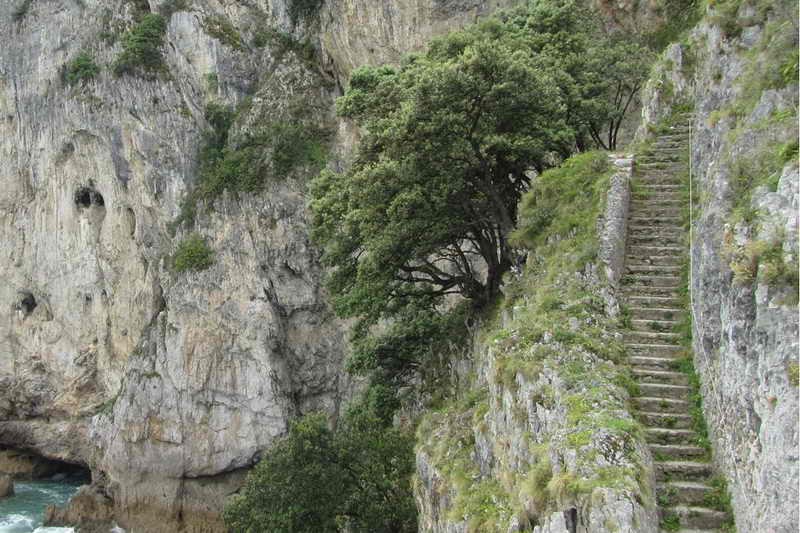 Faro del Caballo escalera de acceso al faro Cantabria Cantabriarural