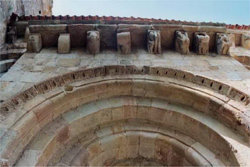 Iglesia de San Cipriano Bolmir arquivoltas de la portada románica Cantabria Cantabriarural