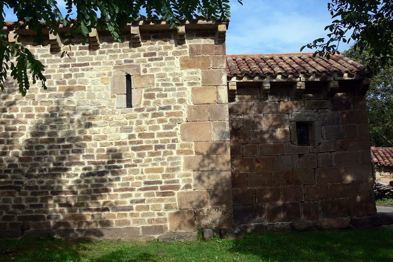 Iglesia de Santa Leocadia de Helguera Molledo Detalle del lateral Cantabria Cantabriarural