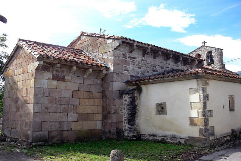Iglesia de Santa Leocadia de Helguera Molledo Vista general Cantabria Cantabriarural
