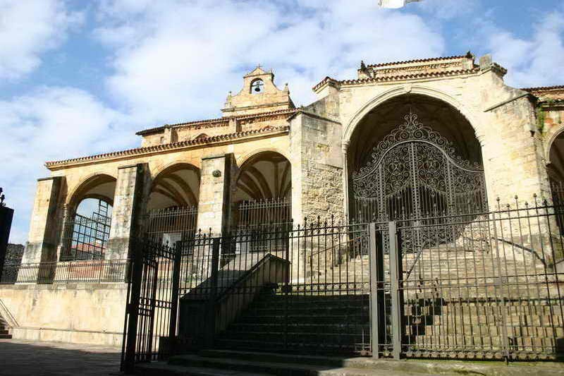 Iglesia de Santa Maria de la Asunción de Laredo Cantabria Fachada principal Cantabriarural