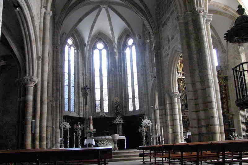 Iglesia de Santa Maria de la Asunción de Laredo Cantabria Ábside y altar mayor Cantabriarural