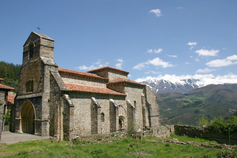 Iglesia de santa Maria de Piasca Vista general  Cantabria Cantabriarural