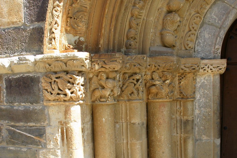 Iglesia de santa Maria de Piasca Detalle de los capiteles del arco de entrada Cantabria Cantabriarural