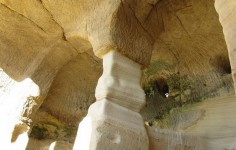Iglesia rupestre de San Miguel de Presillas Detalle de las columnas Cantabria Cantabriarural
