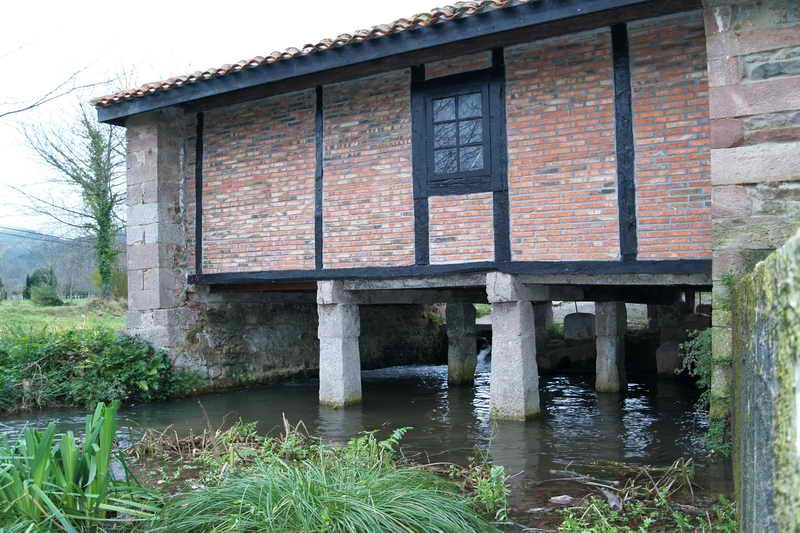 Museo de la Molienda de Carrejo Río Sajón pasando bajo el molino Cantabria Cantabriarural
