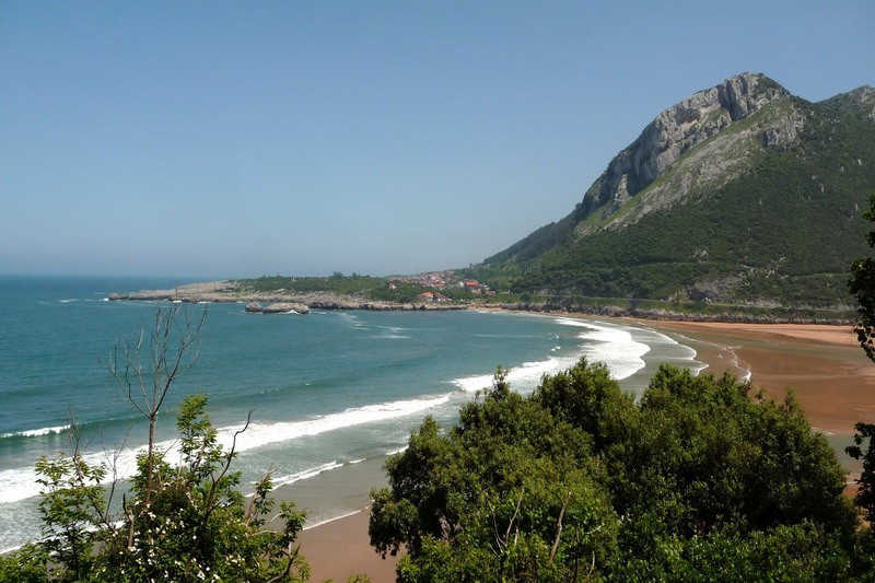 Playa de Oriñon Castro Urdiales Con Islares al fondo Cantabria Cantabriarural