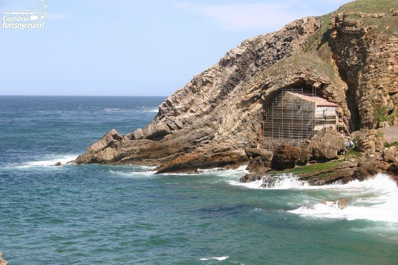 Playa de santa Justa con le ermita al fondo Santillana del mar Cantabria