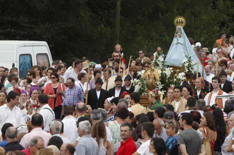 Santuario Nuestra Señora de Valvanuz procesión de fieles Cantabria Cantabriarural