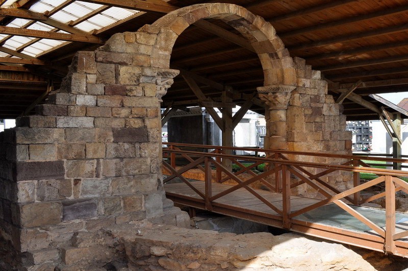 Termas Romanas y Necrópolis medieval de San Juan de Maliaño Arco de la iglesia medieval Cantabria Cantabriarural
