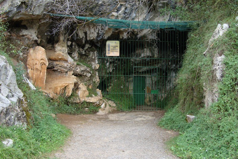 Cuevas del Monte Castillo Cuevas de  Puente Viesgo Cantabria Cantabriarural