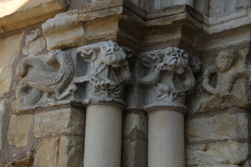 Iglesia de Santa Maria del Puerto Santoña Detalle columnas arco de la entrada Cantabria Cantabriarural