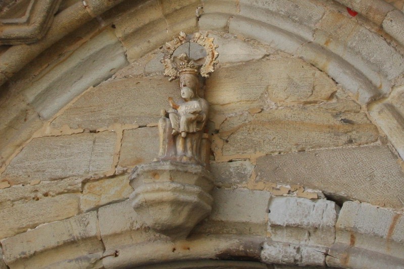 Iglesia de Santa Maria del Puerto Santona imagen de la patrona en el tímpano del pórtico de entrada  Cantabria Cantabriarural