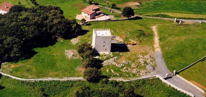 Torre de Cabrahigo en Arnuero, Que ver en Isla (Cantabria) lugares de interes