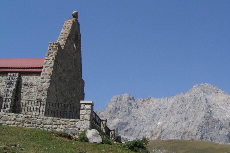 Ermita de la Virgen de la Salud,Qué ver en Camaleño Liébana (Cantabria)