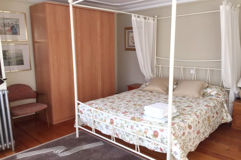 El Rincon de Lucia, Casa rural cerca de la playa de Langre Cantabria Habitación matrimonio cama con dosel