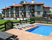 Vista general y piscina exterior de Apartamentos Spa Casco Historico de Isla Cantabria